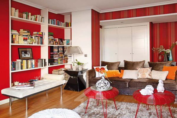 Trang trí nội thất phòng khách sử dụng gam màu đậm